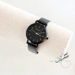 ساعة ستاتية من Hannah Martin مينا اسود واطار اسود