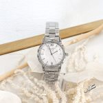 ساعة ستاتية من Hannah Martin مع كاسكيت لون فضي مع مينا لؤلؤية