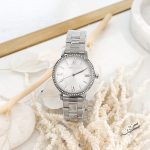 ساعة ستاتية من Hannah Martin مع كاسكيت لون فضي ومينا كلاسيكي