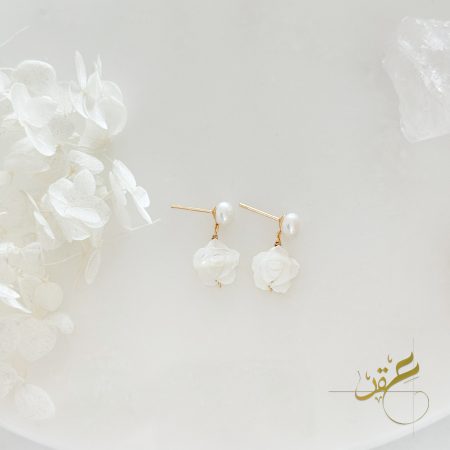 حلق الوردة البيضامع حبات لولو طبيعية freshwater pearl