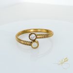 اسوارة سلسلة ستانلس ستيل نمط مُلتف مع لون أبيض صدفي