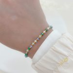 اسوارة مع احجار بتدرجات الأخضر