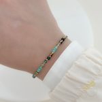 اسوارة مع احجار بتدرجات الفيروزي والاسود والذهبي