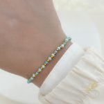 اسوارة مع احجار بتدرجات الازرق