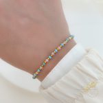 اسوارة مع احجار بألوان الازرق والبيج