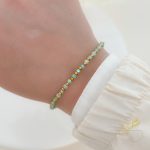 اسوارة مع احجار بتدرجات الأخضر البارد