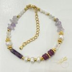 اسوارة باحجار طبيعية باللون البنفسجي واللولو