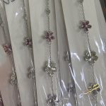 اسوارة وردات ملونة مع سلسلة لون فضي