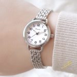 ساعة لون فضي مع ارقام - ماركة Kimio