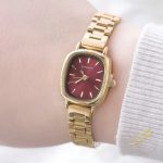 ساعة من sunmate بكاسكيت ذهبي ومينا باللون البورغندي