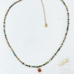 سنسال باحجار بتدرجات البني وقلادة باللون الاحمر