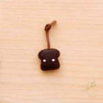 مدالية التوست باللون البني الغامق