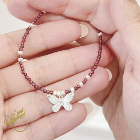 اسوارة تشارم الفراشة مع حبات لولو طبيعية واحجار باللون التوتي