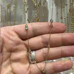 سنسال ذهبي مع تشارمز صغيرة بعدة اشكال