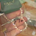 اسوارة باحجار باللون الزهري والابيض